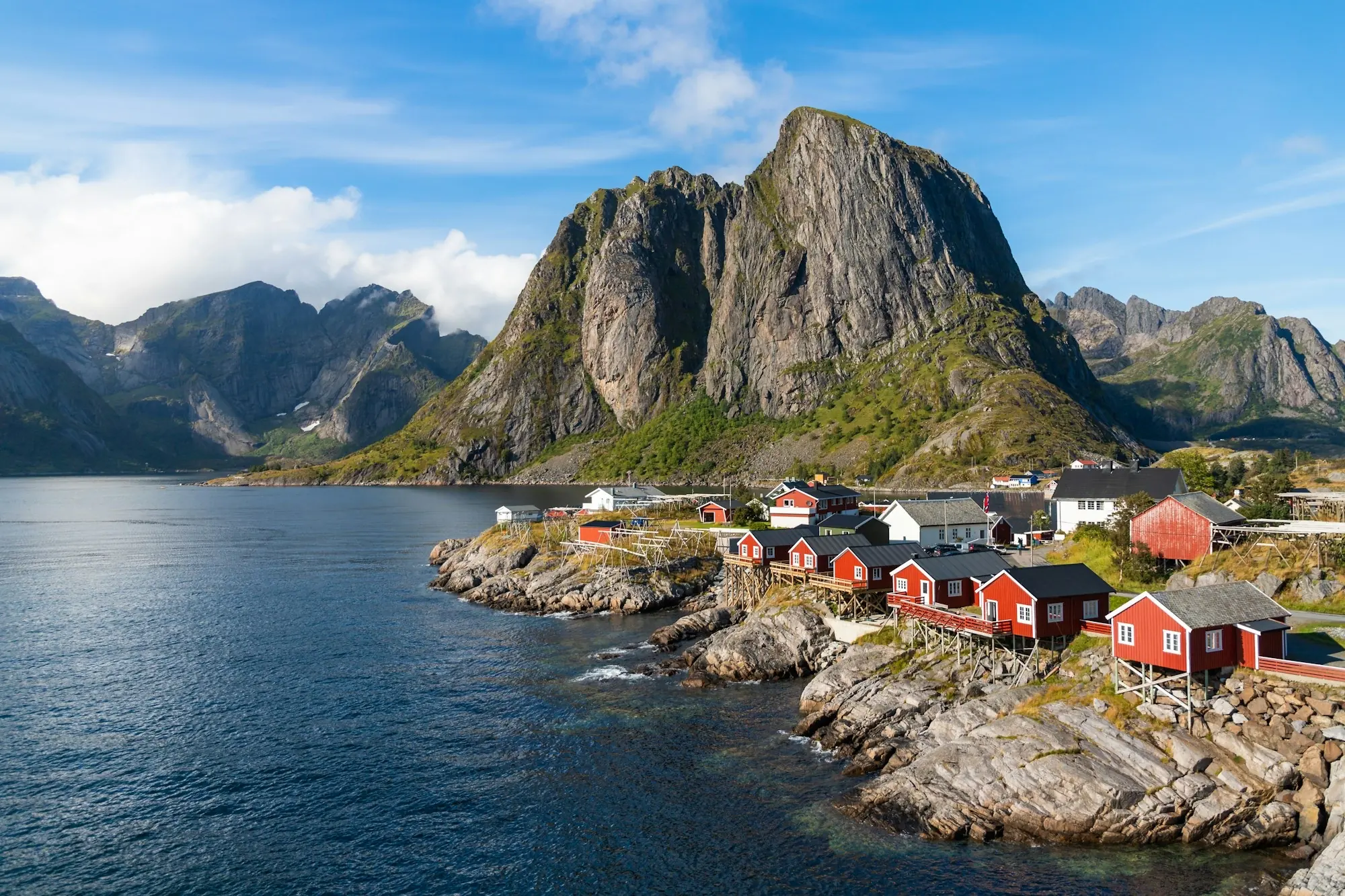 羅弗敦群島雷納紅色漁屋與峽灣 Lofoten Reine red rorbu cabins and fjord